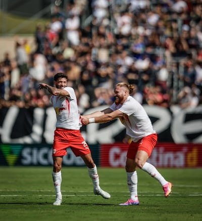 El delantero paraguayo, Isidro Pitta celebra con Juninho Capixaba el segundo tanto del RB Bragantino, en el triunfo sobre Inter de Porto Alegre.