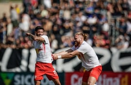 El delantero paraguayo, Isidro Pitta celebra con Juninho Capixaba el segundo tanto del RB Bragantino, en el triunfo sobre Inter de Porto Alegre.