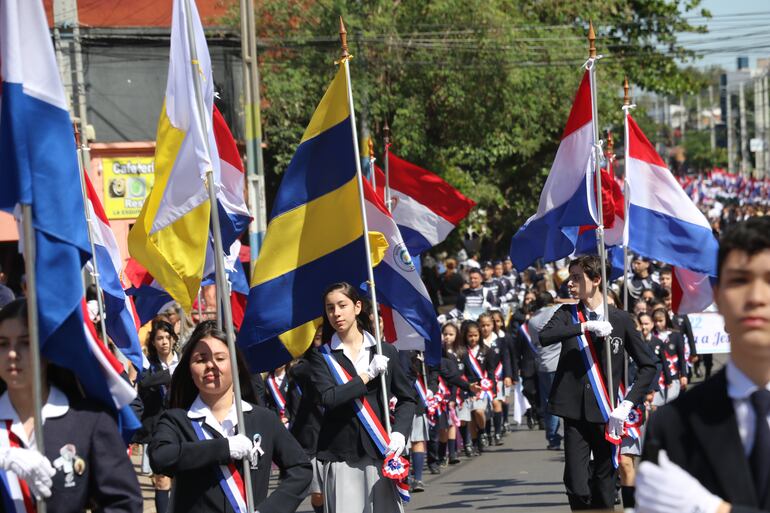 Desfile estudiantil e la ciudad de Luque.
