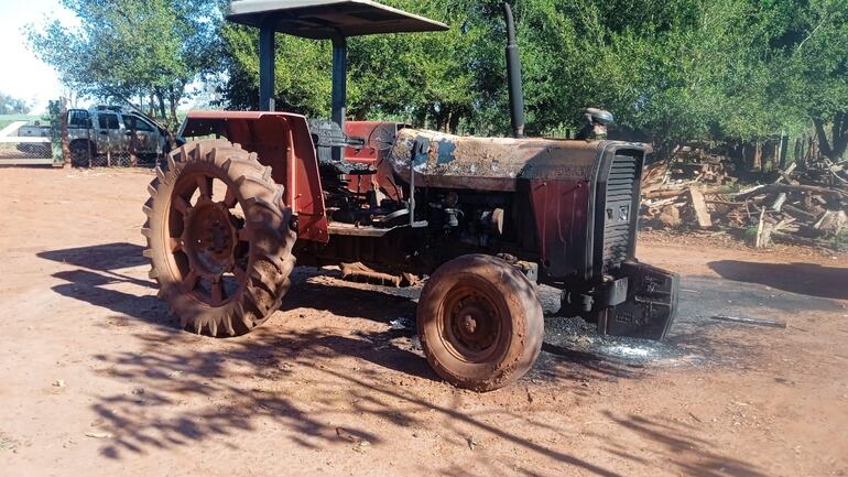 Maquinaria agrícola incendiada durante el ataque.