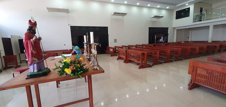 El salón parroquial fue acondicionado para la misa diaria. 