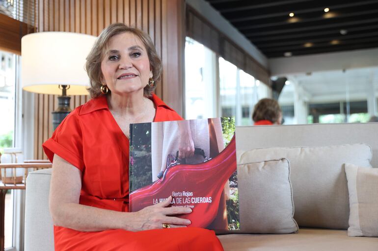 La guitarrista paraguaya Berta Rojas posa durante una entrevista con EFE, en Asunción. Rojas, ganadora del Grammy Latino 2022, afirmó que "la empatía, la solidaridad son los caminos para esta humanidad que necesita recordar su esencia". EFE/ Juan Pablo Pino