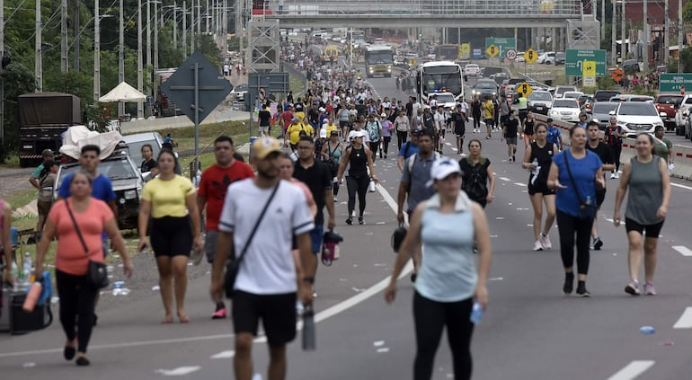 Miles de files peregrinan hacia la Villa Serrana.