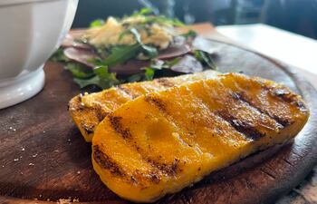 Polenta grillada.
