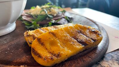 Polenta grillada.