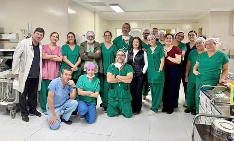 El equipo médico multidisciplinario que realizó con éxito el trasplante de corazón.
