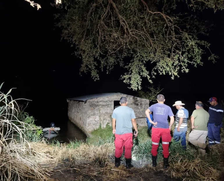 Bomberos voluntarios y policías participaron en la búsqueda del joven, hallado finalmente con signos de ahogamiento.