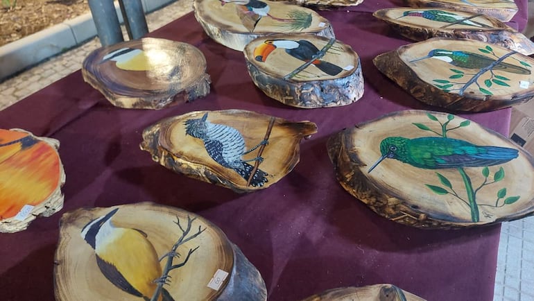 Piezas talladas que van desde imágenes religiosas y esculturas de animales hasta adornos y portallaves