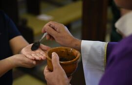 Imposición de las cenizas en el Miércoles de Cenizas, al inicio de la Cuaresma.