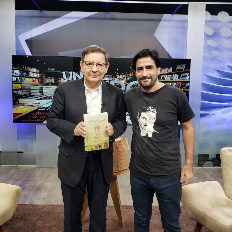 Mariano Montero (a la derecha, con remera de Severino Di Giovanni) y el periodista Carlos Martini en "Un mundo alucinante", programa de libros de ABCTV, 2020 (Archivo ABC Color)