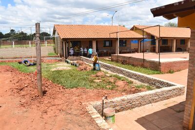 Los miembros de la comunidad educativa de la escuela Virgen de Caacupé piden la construcción de un canal de desagüe al costado de la institución.


