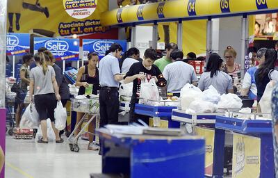 Comercios tienen un mes para ajustarle a la ley que establece el no uso de las bolsas de plástico.