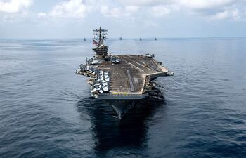 Fotografía cedida por el Comando Sur de Estados Unidos que muestra el portaaviones USS Nimitz (CVN 68) y el destructor de misiles guiados USS Gridley (DDG 101).