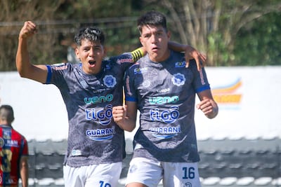 Lucas Acosta (derecha) y Derlis Martínez festejan el gol del 12 de Octubre de Itauguá en el tiempo normal.