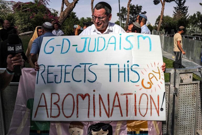 Un miembro de la ultraderecha se manifiesta en contra del movimiento gay en Israel. 