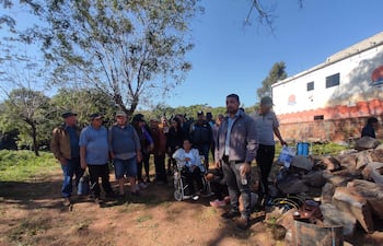 Líderes vecinales de Zanja Jhu reunidos para defender el derecho de la población a acceder a agua potable.