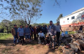 Líderes vecinales de Zanja Jhu reunidos para defender el derecho de la población a acceder a agua potable.