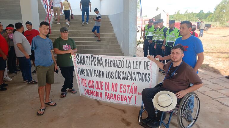 Miembros de personas con discapacidad fueron hasta a Coronel Oviedo para increpar al presidente de la Republica Santiago Peña.