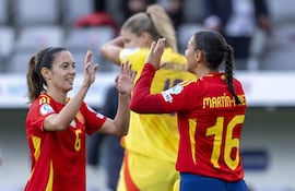 Aitana Bonmati Conca (izquierda) es saludada por su compañera Cristina Martin-Prieto Gutierrez tras el triunfo por goleada de España sobre Bélgica por 6-2.