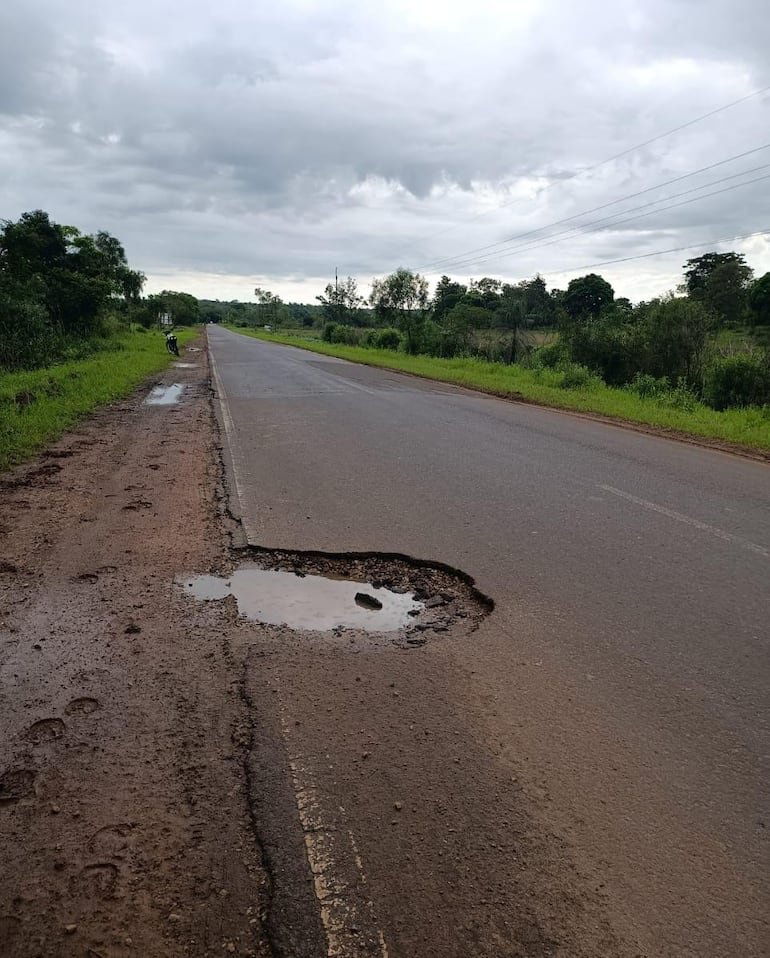 Cada bache acumula agua producto de las lluvias recientes.