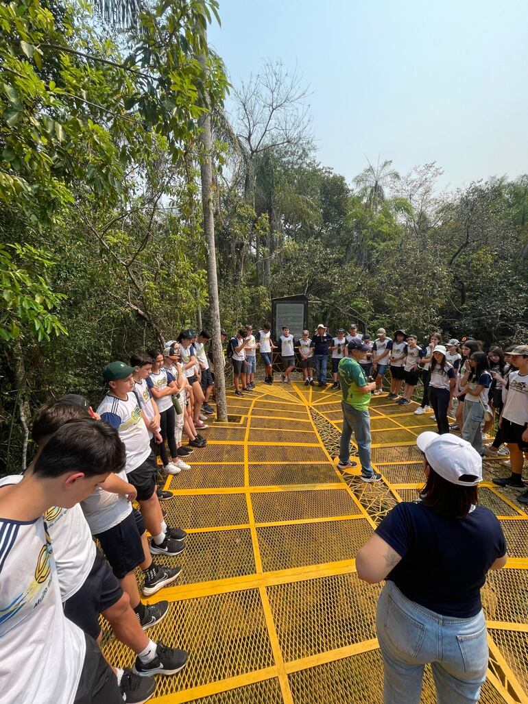 Grupo de jóvenes, durante una visita al Parque Nacional Cerro Corá.