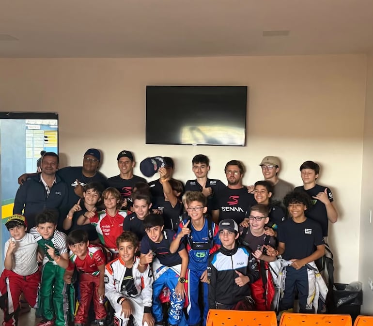 Organizadores comparten un momento único junto a las jóvenes figuras del kartismo mundial.