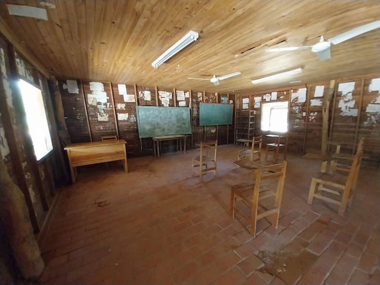 Aula de la escuela chaidi AOE N° 7685, en ruinas con pisos rotos, muebles deteriorados y maderas viejas en Puerto Casado. Así estudian los niños ayoreos.