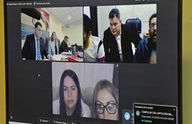 Ninfa Villasboa de Ayala (abajo a la izquierda), escuchó su sentencia desde el domicilio donde cumple arresto; mientras que Francisco Delosanto Ayala y Sirio Eudes Riquelme Bazán (arriba a la derecha) estaban conectados por videollamada desde la cárcel.