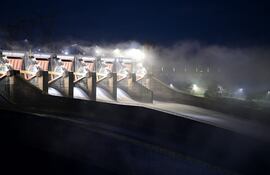 La Central Hidroeléctrica Itaipú comenzó a liberar las compuertas de su vertedero este miércoles.