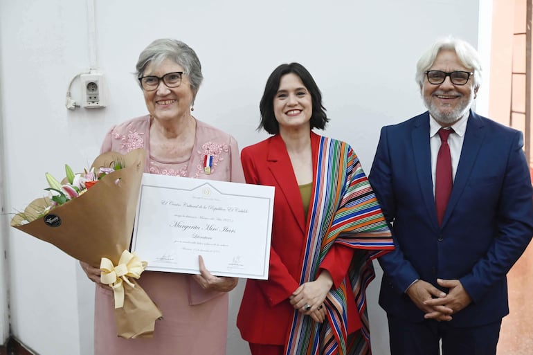 Margarita Miró Ibars es la Maestra del Arte en la categoría de Literatura y exhibe el reconocimiento otorgado por el CCR Cabildo.