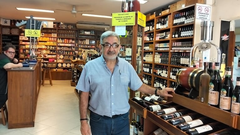 Pedro Escobar, comerciante afectado por los constantes cortes de energía eléctrica de la ANDE.