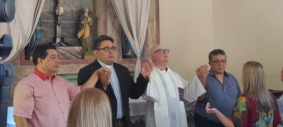 Sacerdotes y pastores se toman de la mano para elevar una plegaria a Dios en el momento de la habilitación de la capilla ecuménica en la ciudad de Pilar.