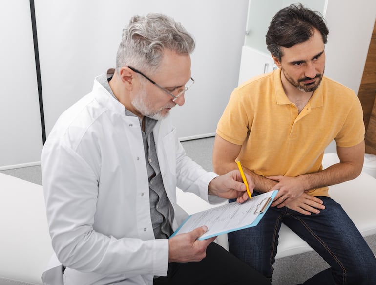 Hombre en un consultorio médico.