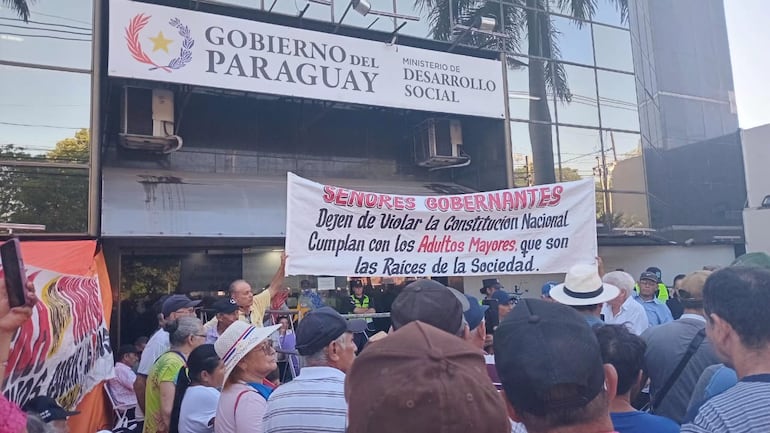 Manifestación de adultos mayores frente a la sede del Ministerio de Desarrollo Social por aumento de la pensión.