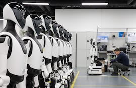 Un empleado trabaja en un robot durante una visita guiada para medios en la Plataforma Piloto de Verificación de Robots Humanoides de Pekín, en Pekín, China, el 20 de marzo de 2026.