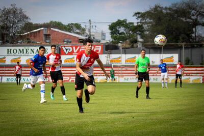 Avance de River Plate, comandado por Osvaldo Romero, en la victoria por 2-0 sobre Independiente de Campo Grande, en el capitalino barrio Mburicaó.