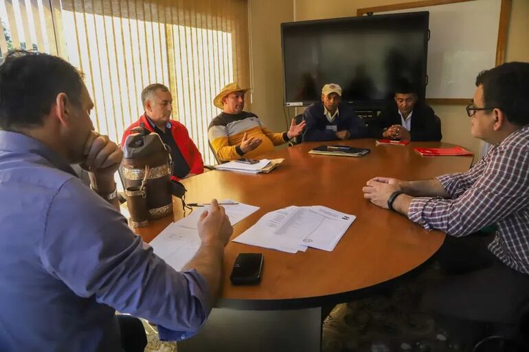 Dirigentes campesinos de Misiones se reunieron con el ministro de Agricultura y Ganadería, Carlos Giménez.