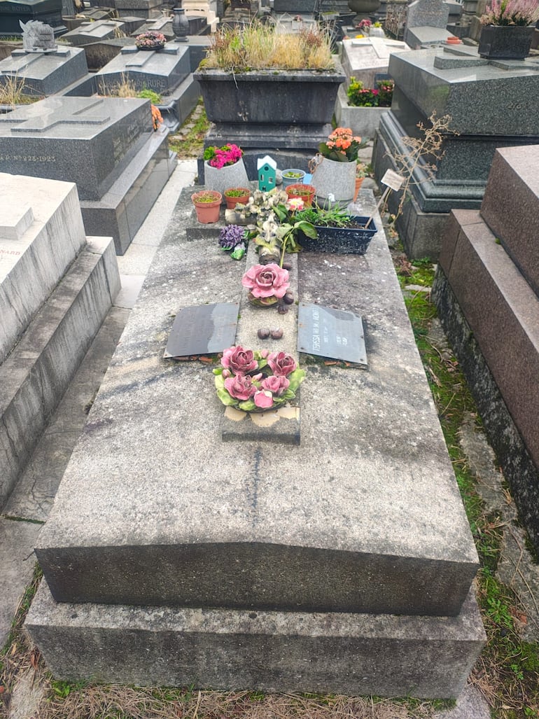 Sepultura de la poeta chilena Teresa Wilms Montt. Se encuentra en el Cementerio Père Lachaise en París, Francia. (Foto: Gian P. Codarlupo).