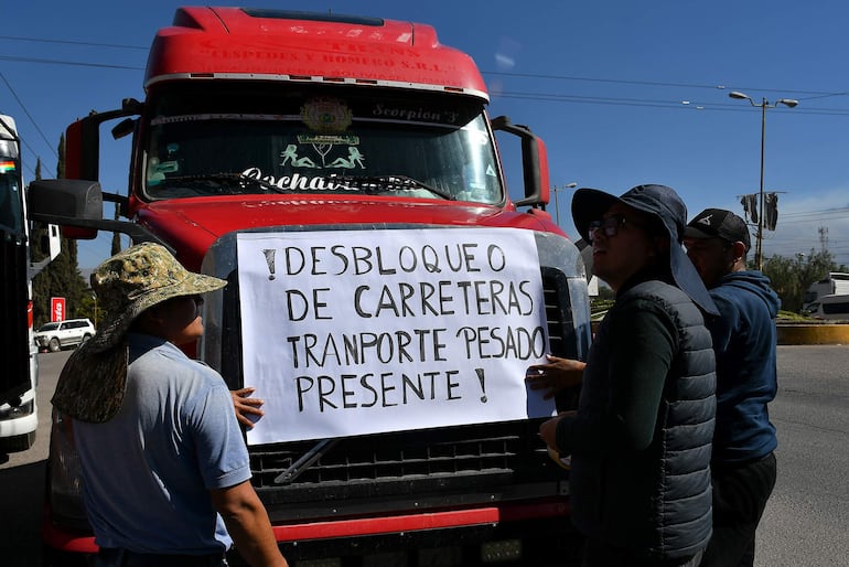 Transportistas se manifiestan para exigir el levante de los bloqueos de carreteras, en Cochabamba (Bolivia).  