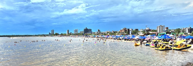 Las playas se llenan desde el primer día del año.