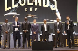AME1311. RIO DE JANEIRO (BRASIL), 02/02/2026.- Los exjugadores, Clarence Seedorf (i); , Alessandro Nesta (2-i) , Fadiga (3-i) , Javier Saviola (c-i), Romário (c-d), Emerson (2-d), y Athirson Mazzoli e Oliveira hablan en la presentación de la Copa de las Leyendas este lunes, en la casa de espectáculos Roxy, en Río de Janeiro (Brasil). EFE/ Antonio Lacerda