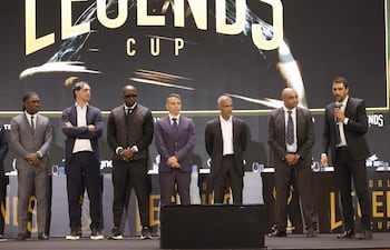 AME1311. RIO DE JANEIRO (BRASIL), 02/02/2026.- Los exjugadores, Clarence Seedorf (i); , Alessandro Nesta (2-i) , Fadiga (3-i) , Javier Saviola (c-i), Romário (c-d), Emerson (2-d), y Athirson Mazzoli e Oliveira hablan en la presentación de la Copa de las Leyendas este lunes, en la casa de espectáculos Roxy, en Río de Janeiro (Brasil). EFE/ Antonio Lacerda