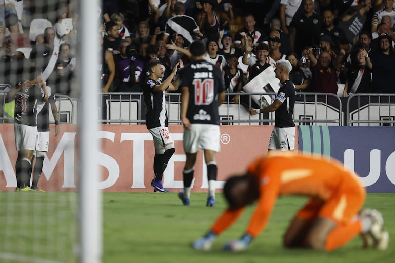 FOTODELDÍA AME8206. RÍO DE JANEIRO (BRASIL), 30/04/2026.- Jugadores de Vasco da Gama celebra un gol este jueves, en un partido de la fase de grupos de la Copa Sudamericana entre Vasco da Gama y Olimpia en el estadio Sao Januário, en Rio de Janeiro (Brasil). EFE/ Antonio Lacerda
