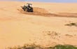 Excavan y retiran arena con maquinaria pesada en la ribera del río Tebicuary, lado Caapucú.
