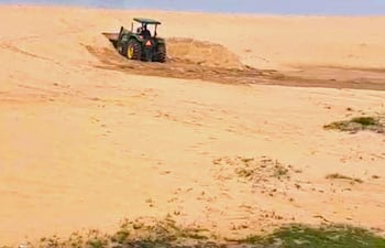 Excavan y retiran arena con maquinaria pesada en la ribera del río Tebicuary, lado Caapucú.