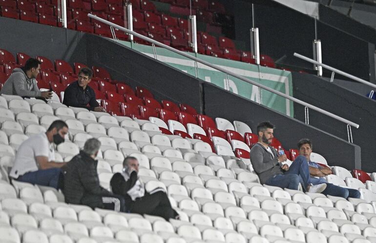 Guillermo Barros Schelotto, entrenador de la selección paraguaya, y el resto del cuerpo técnico, presentes en los partidos del domingo.