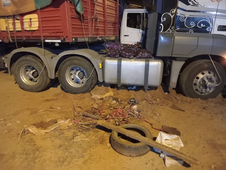 Obras sin terminar dejan atrapado a camión cargado con cebolla en Asunción