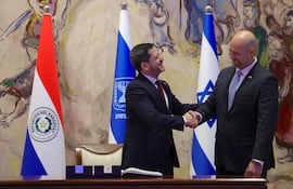 Raul Latorre y el vocero del Kneset Amir Ohana se saludan durante la visita del primero al parlamento israelí.