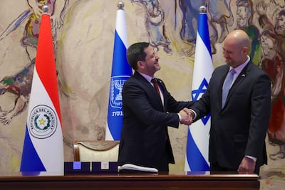 Raul Latorre y el vocero del Kneset Amir Ohana se saludan durante la visita del primero al parlamento israelí.