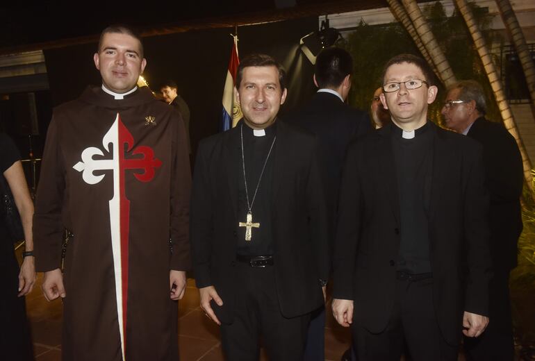 Padre Ismael Fuentealba, monseñor Vincenzo Turturro, nuncio apostólico y monseñor Felipe Fabiane.